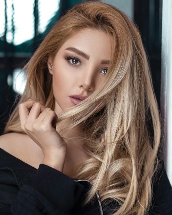 Captivating close-up of a woman with blonde hair, showcasing beauty and elegance.